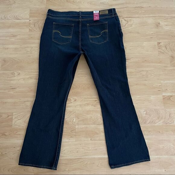 NWT Gorgeous Levi's Signature Sz 22 Modern Boot Cut Jeans Dark Blue Denim - Picture 2 of 16